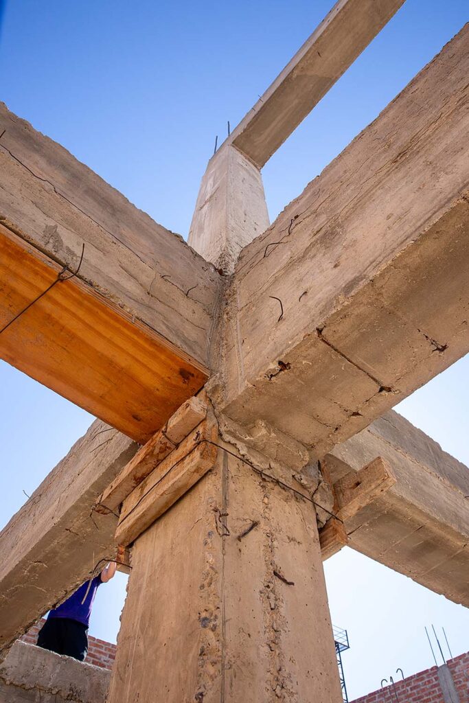 Estructura de hormigón en construcción de vivienda unifamiliar en Neuquén