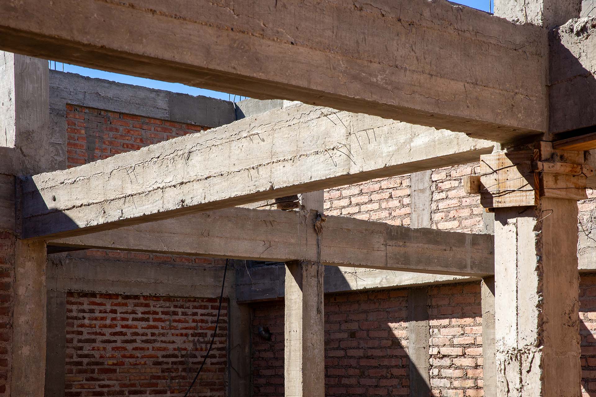 Techo en construcción de vivienda unifamiliar en Neuquén, estructura vista