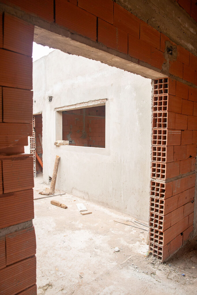 Abertura exterior en obra de casa para una pareja joven en Neuquén