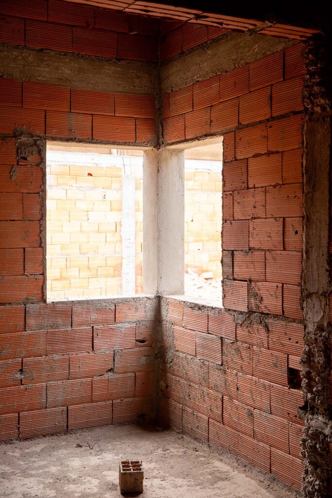 Interior con muro de ladrillo en construcción, casa para una pareja joven Neuquén