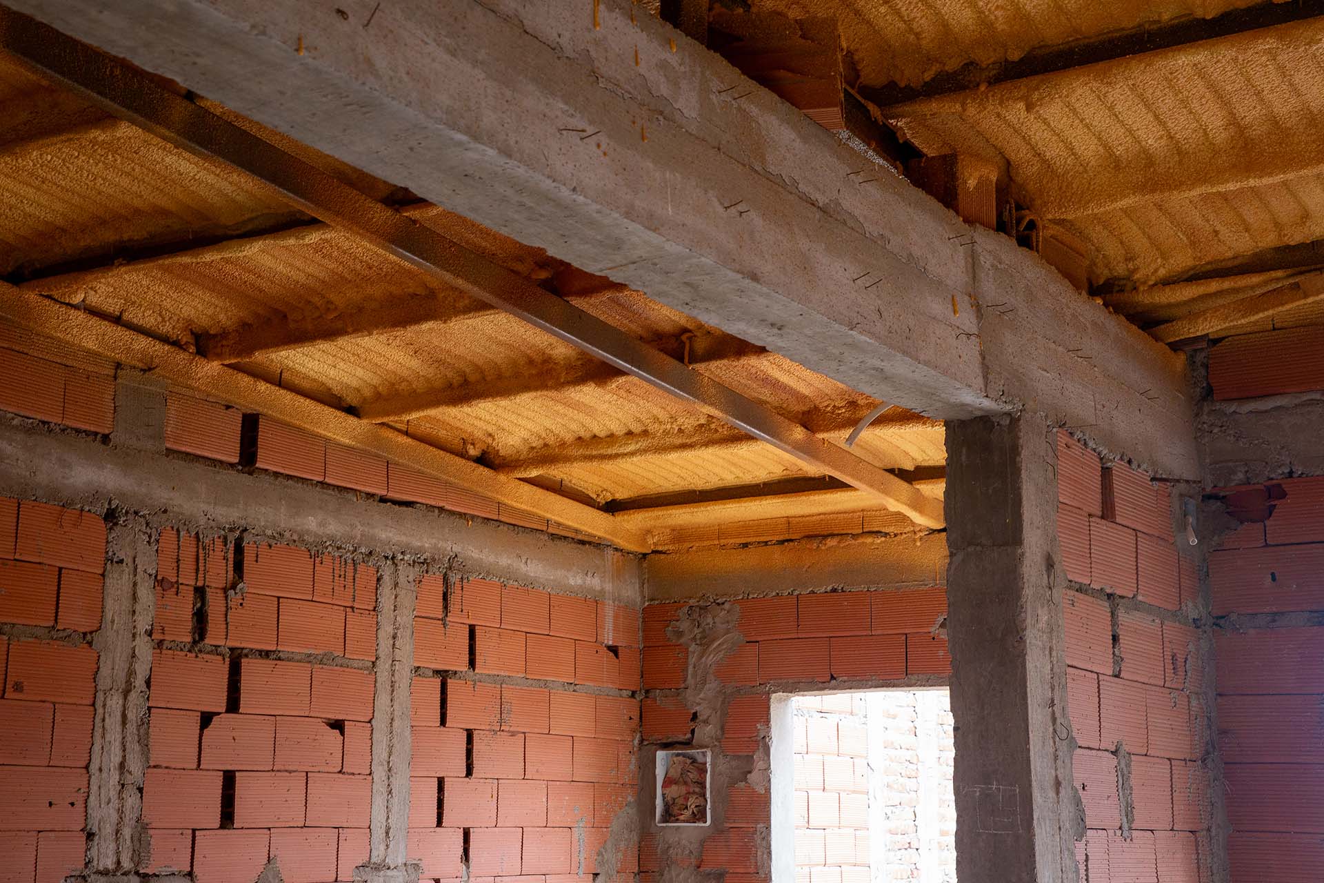 Estructura de techo en obra de casa para una pareja joven en Neuquén
